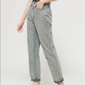 URBAN OUTFITTERS BDG HIGH WAISTED MOM JEANS